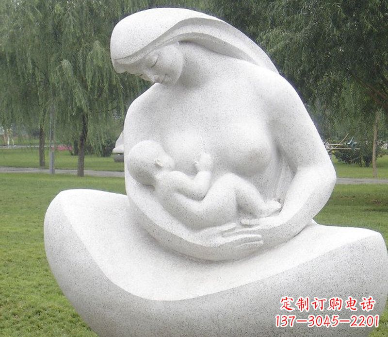 达州公园母亲喂奶石雕
