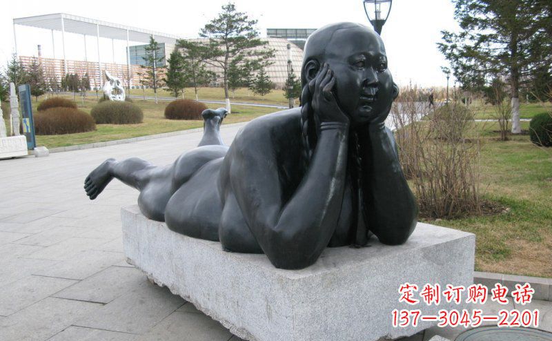 达州公园趴着的胖女孩景观铜雕