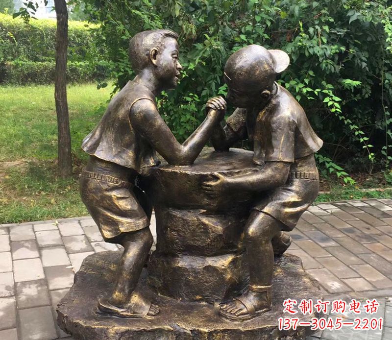 达州公园人物掰腕子的儿童铜雕