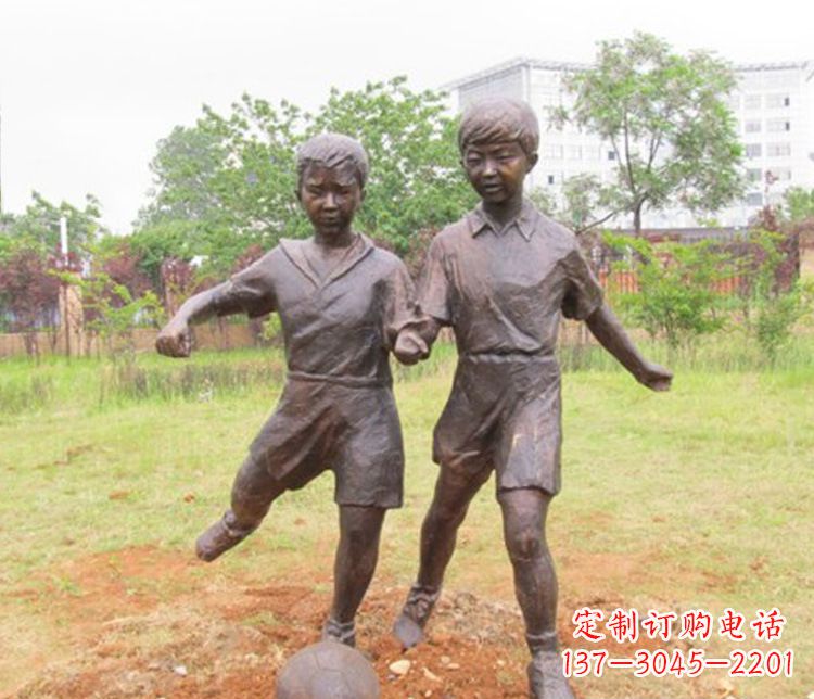 达州公园踢足球儿童铜雕