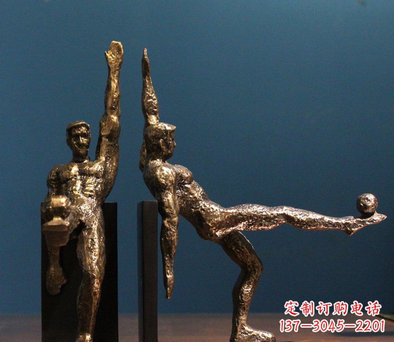达州公园踢足球人物铜雕