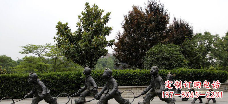 达州公园小孩推铁圈小品铜雕