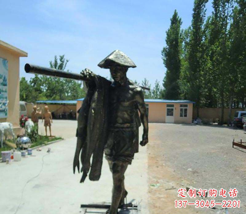达州传承古老文化的渔民雕塑