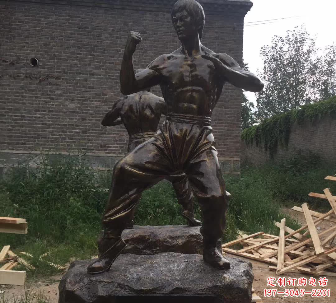 达州令人叹为观止的李小龙铜雕