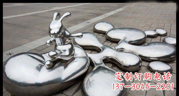 达州广场不锈钢抽象水珠上的兔子雕塑
