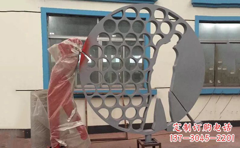 达州广场不锈钢打高尔夫球雕塑 (2)