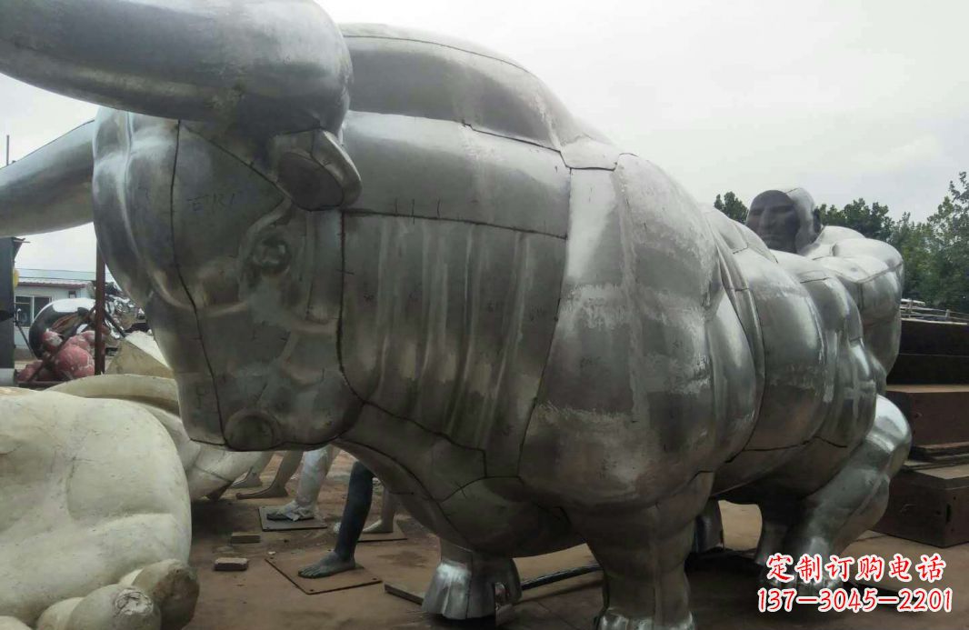 达州中领雕塑:复古拓荒牛不锈钢雕塑