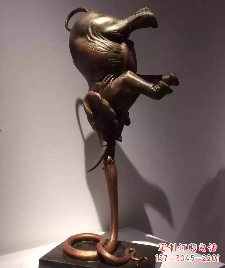 达州广场大象倒立景观铜雕