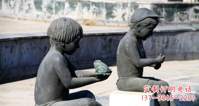 达州广场拿着青蛙的儿童景观铜雕