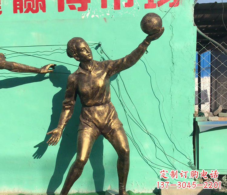 达州中领雕塑:学生运动的赞美——精美铜雕学生人物排球雕塑