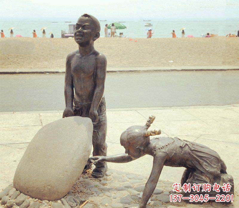 达州海边抬石头的小孩铜雕