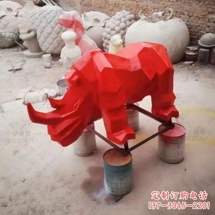达州红色几何切面抽象犀牛雕塑