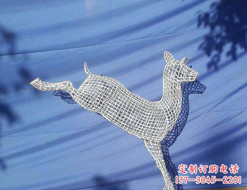 达州搭载优雅气质的不锈钢小鹿雕塑