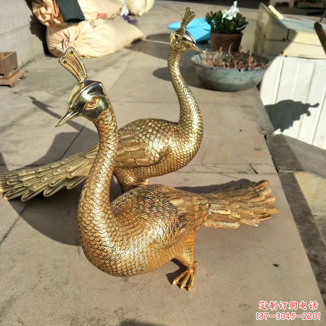 达州高贵典雅的黄铜雕刻孔雀雕塑
