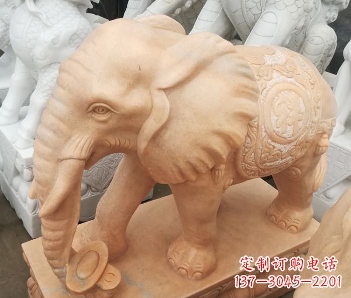 达州晚霞红门口石雕大象,美景祝福福气