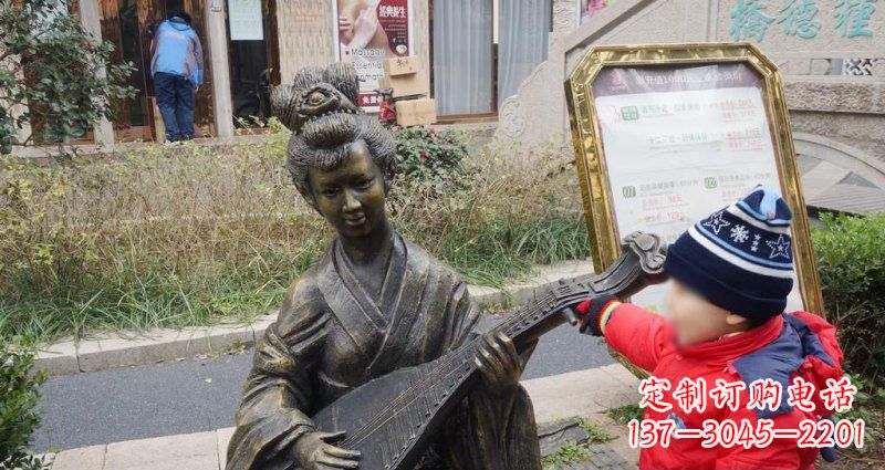 达州街边弹琵琶的古代美女人物景观铜雕