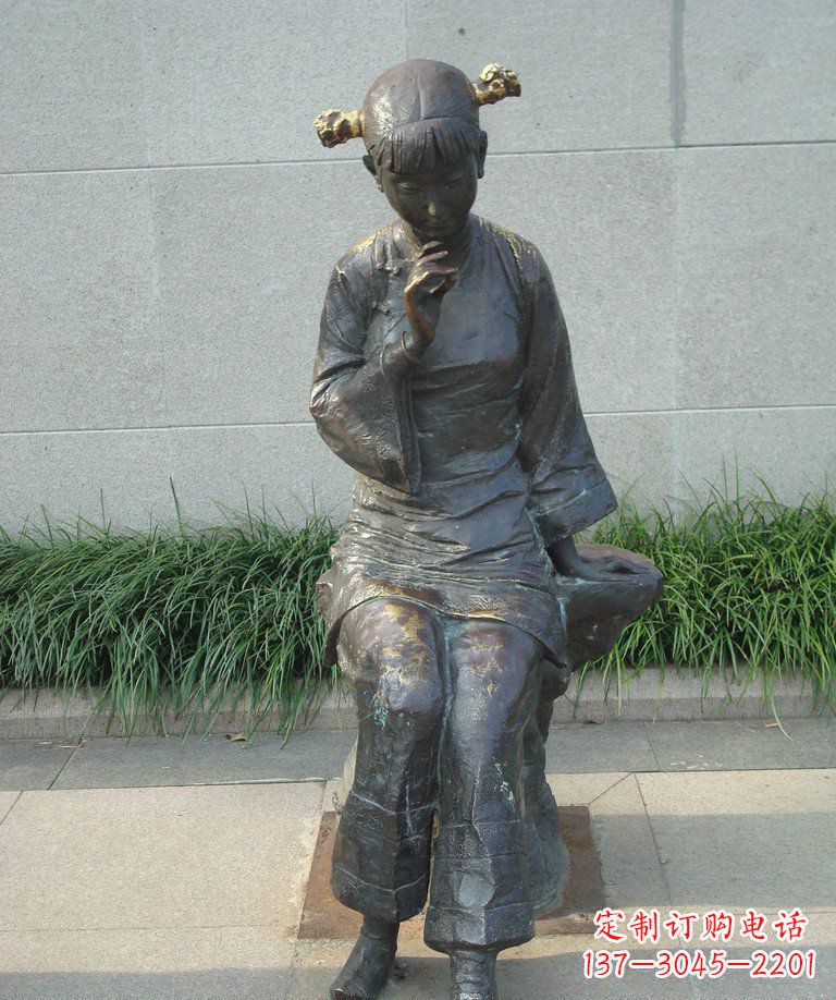 达州街边低头思考的女孩景观铜雕