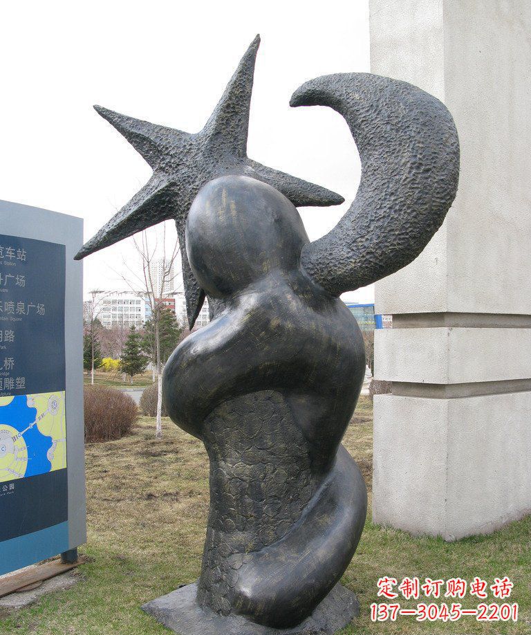 达州街边星星月亮景观铜雕是由中国领雕塑定制的…