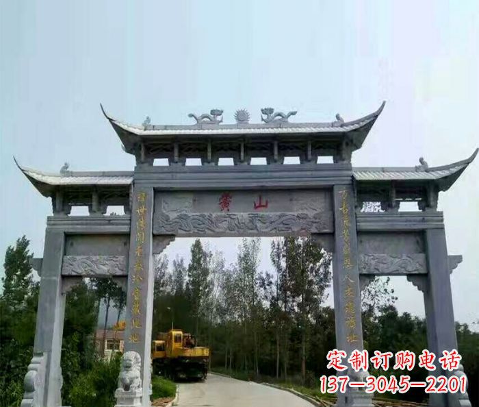 达州景区三门石雕牌楼,是一种典型的古典建筑风…