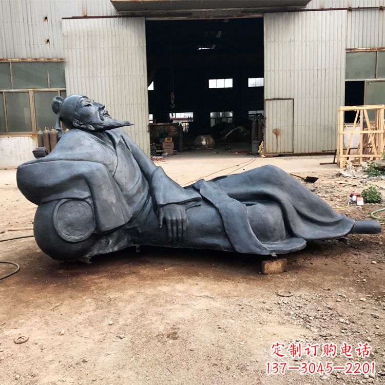 达州李白醉卧铜雕塑,抒写出豪迈之气