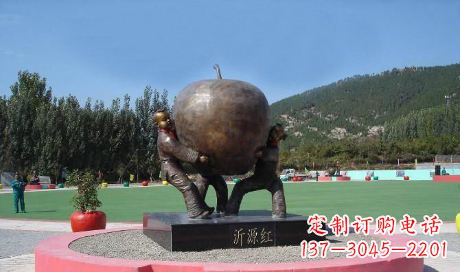 达州苹果融入两岁小孩的生活——公园铜雕