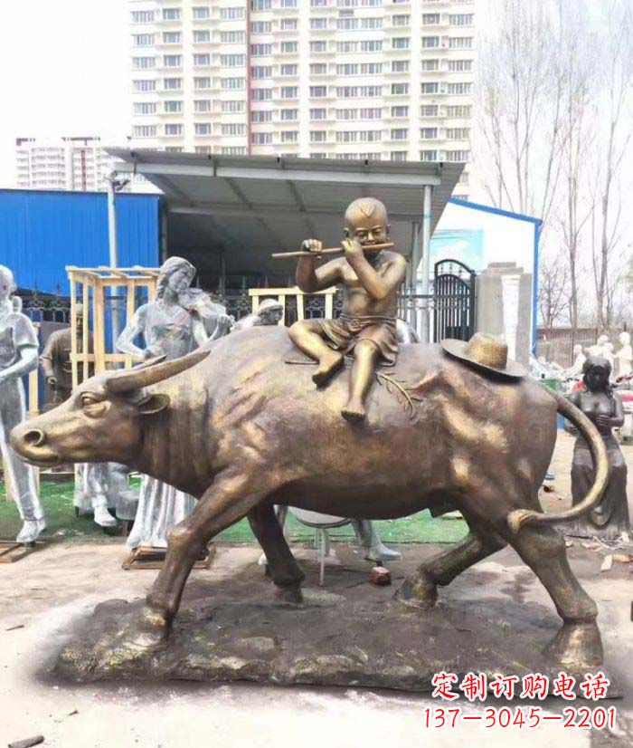 达州专为儿童量身定制的牧童骑在牛背吹笛铜雕