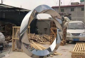 达州镜面不锈钢几何圆环雕塑，经典永恒之美