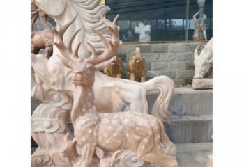 达州展现自然风采的梅花鹿石雕