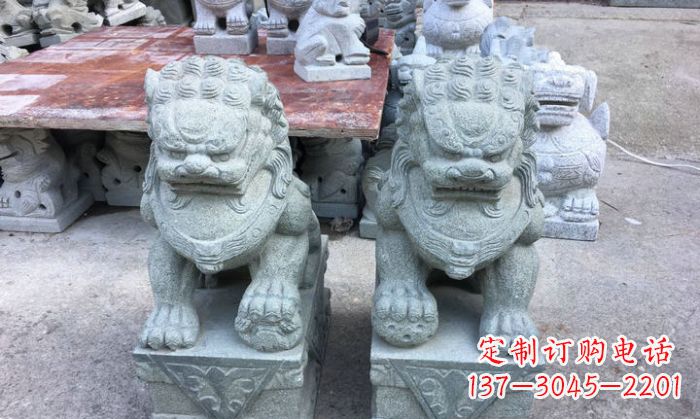 达州青石踩球狮子看门石雕,精致雕塑令门口更加精彩
