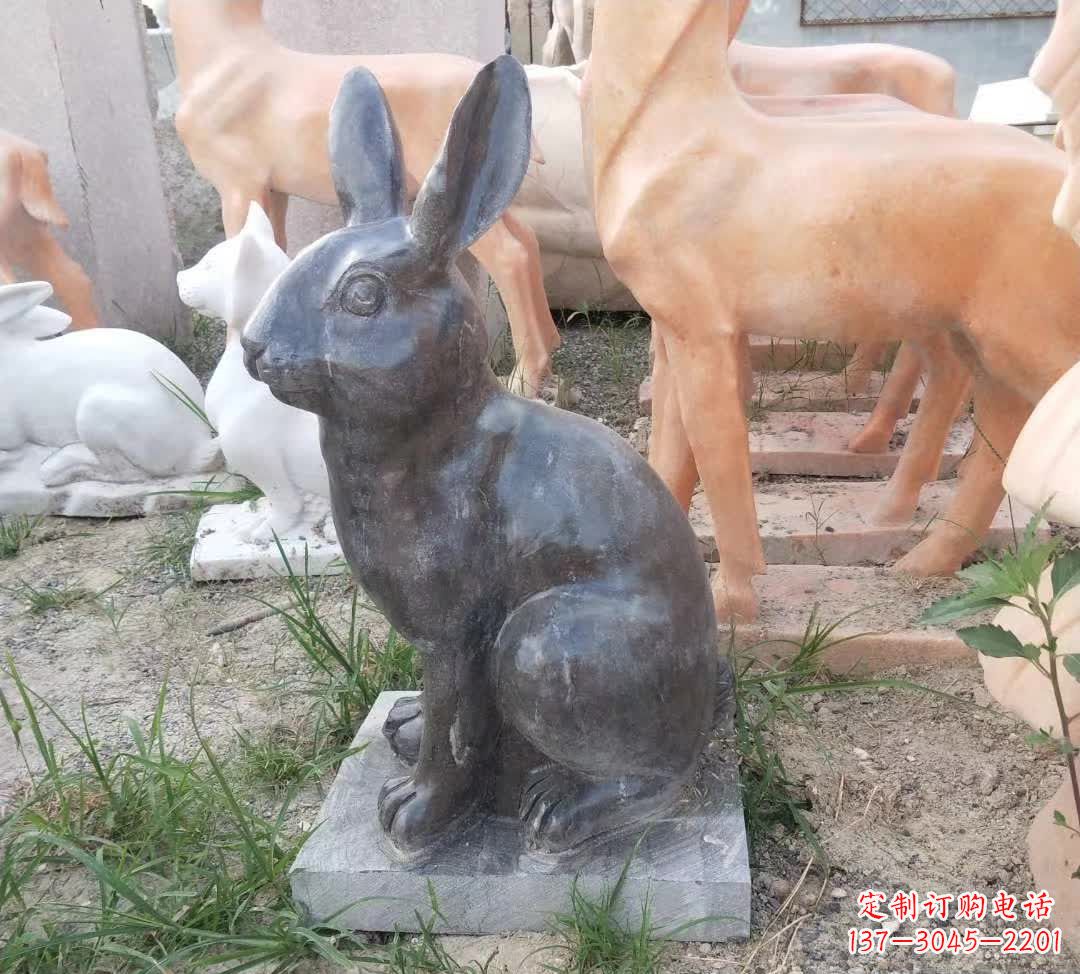达州青石公园兔子雕塑