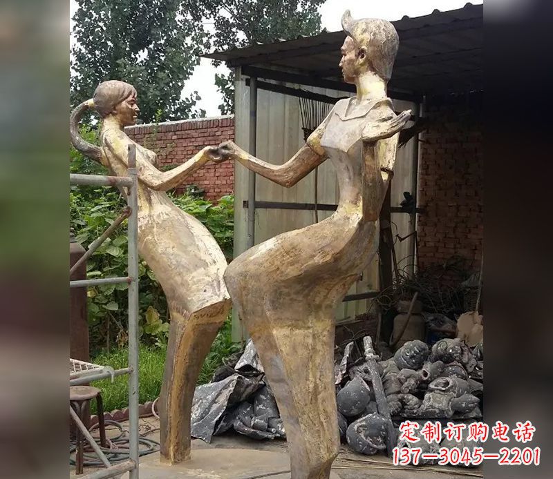 达州情侣跳舞广场景观铜雕