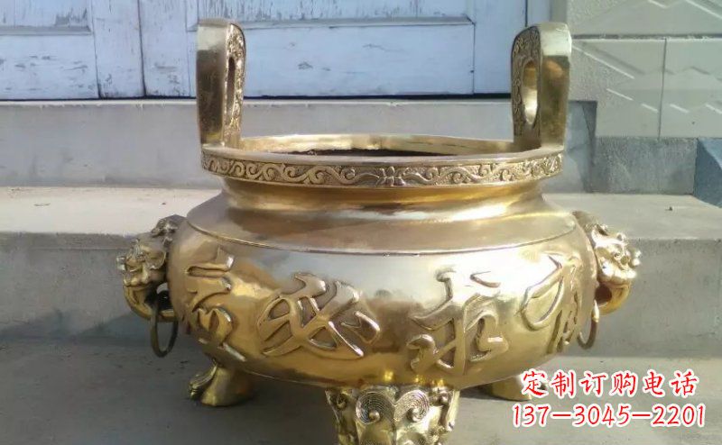 达州壮丽威猛的三足香炉铜雕