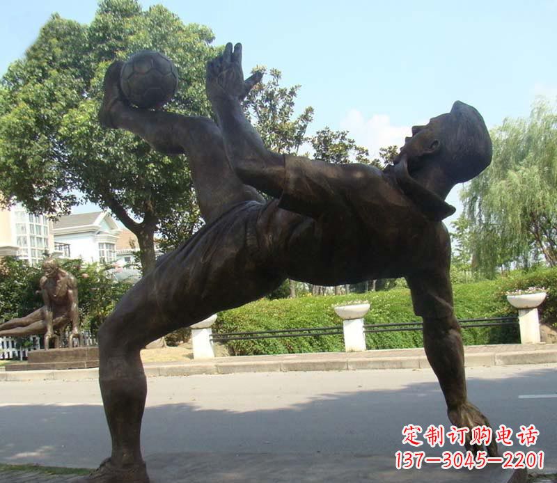 达州射门的足球运动员铜雕