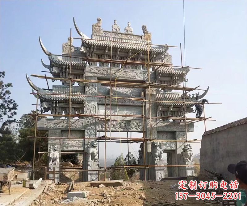 达州石牌坊外东侧的龙凤雕塑