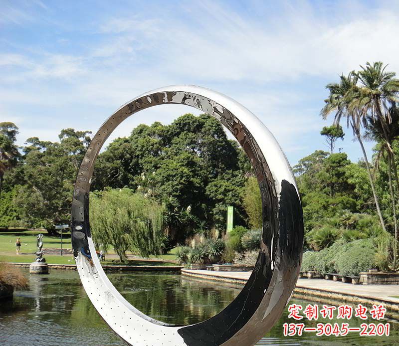 达州水景不锈钢镜面圆环雕塑