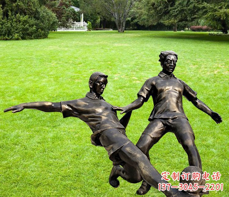 达州踢足球的人物铜雕