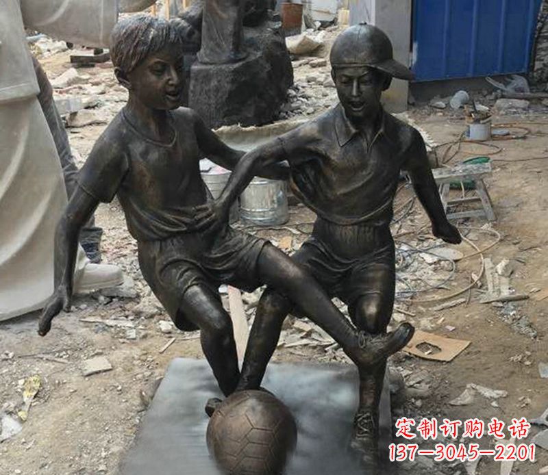 达州踢足球公园人物铜雕