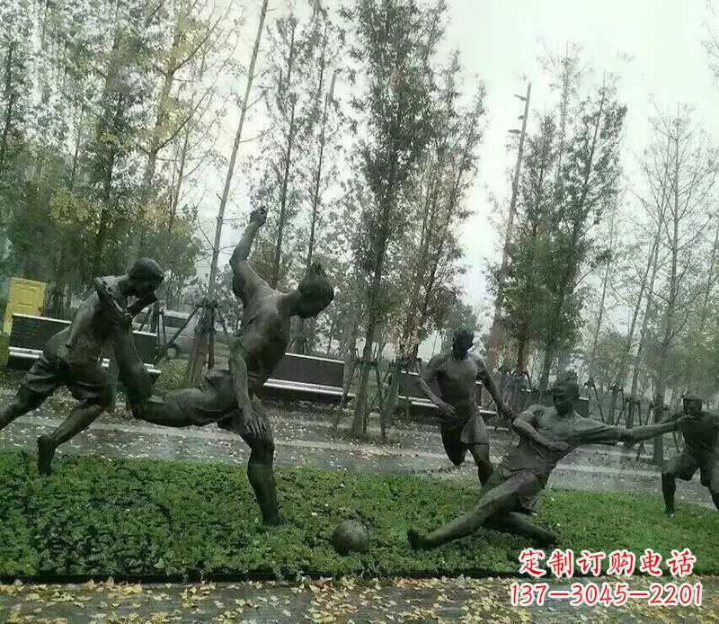 达州踢足球公园运动人物铜雕