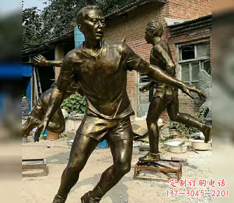 达州踢足球广场人物铜雕