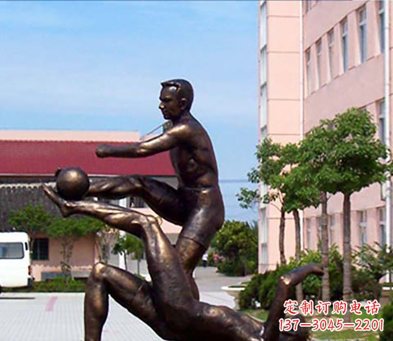 达州踢足球人物广场小品铜雕
