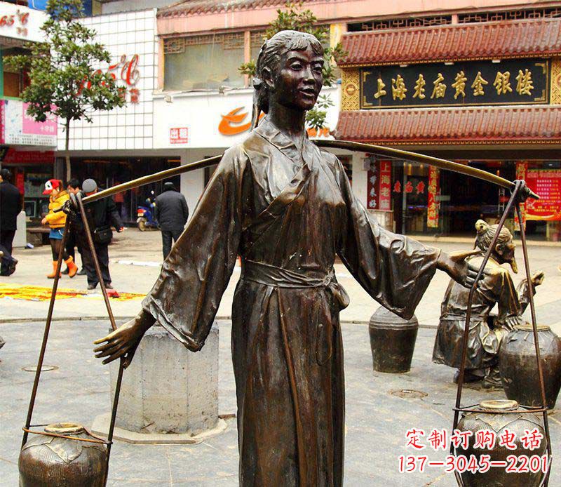 达州挑着罐子的古代女人铜雕
