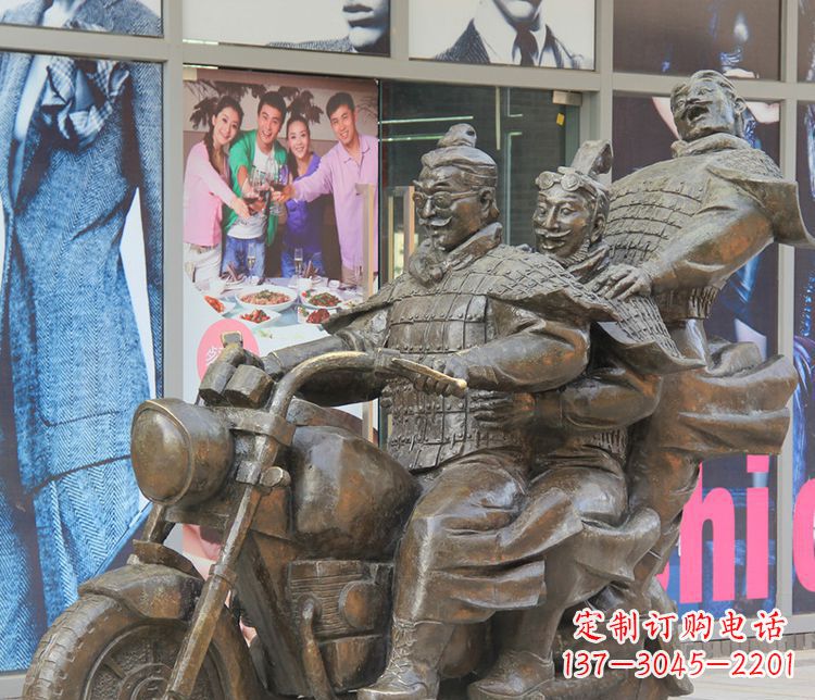 达州铜雕步行街骑摩托人物雕塑