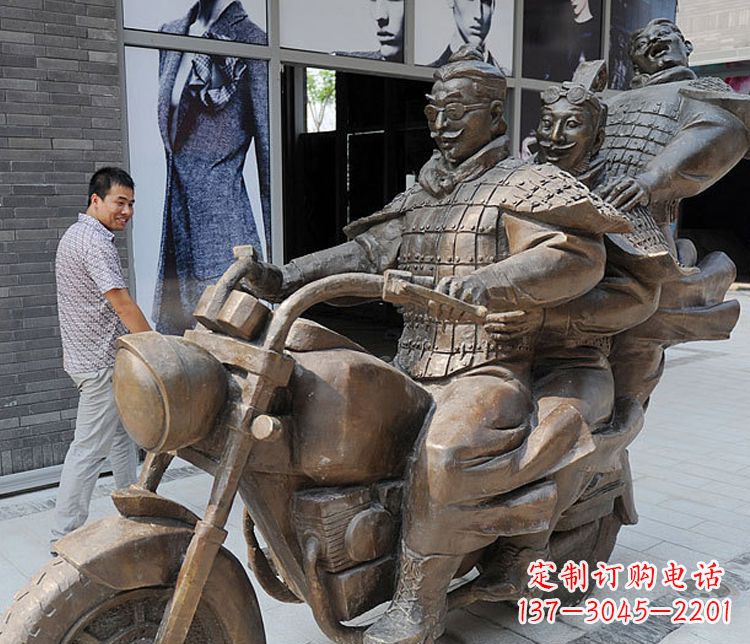 达州铜雕街头骑摩托人物雕塑