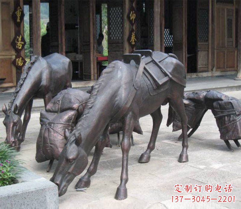 达州拖行李的马动物铜雕