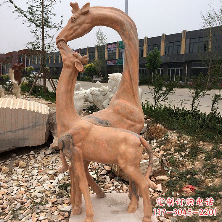 达州晚霞红石雕长颈鹿-校园公园母子亲情景观雕塑