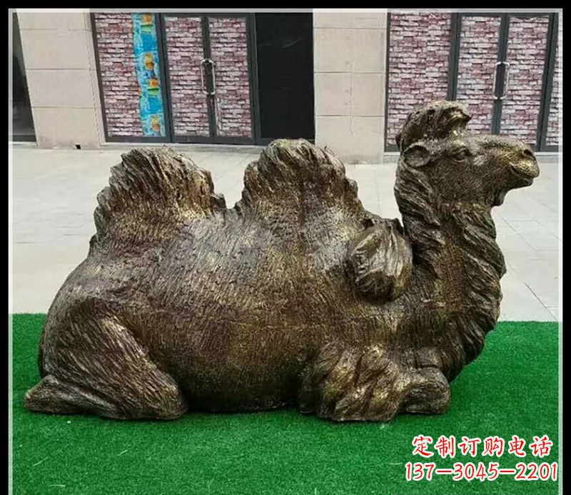 达州卧在草地的骆驼铜雕