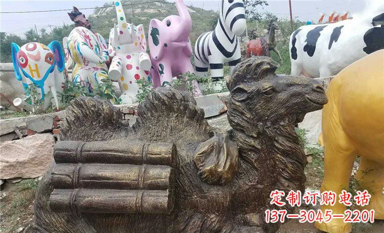 达州卧着的骆驼动物铜雕 (2)