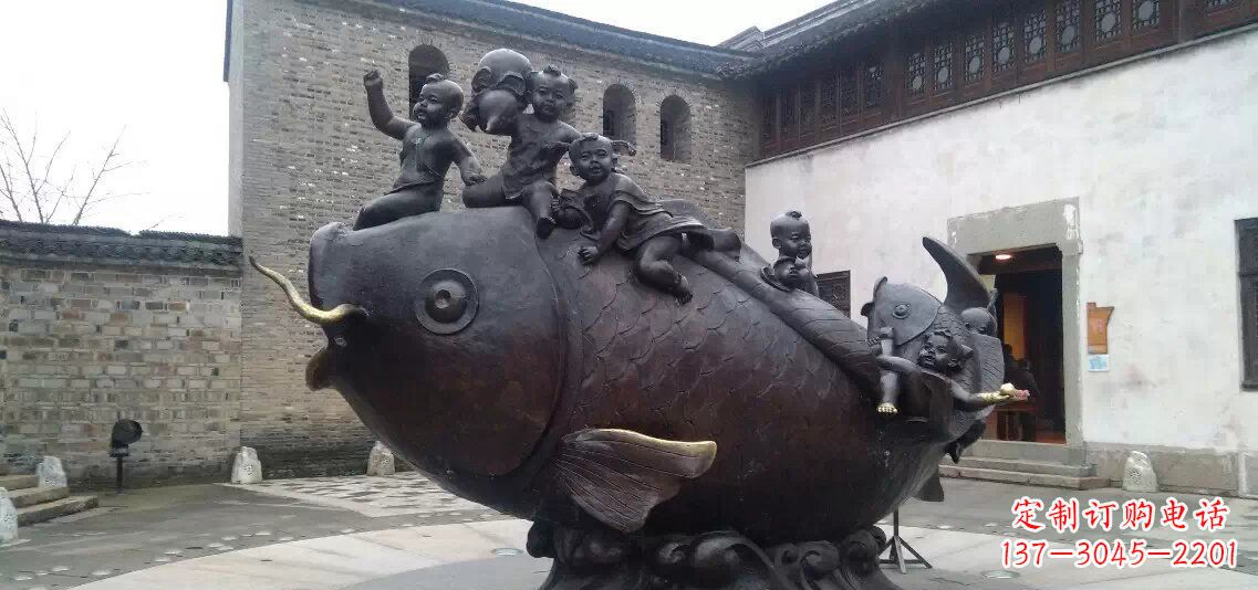 达州小孩骑鱼铜雕