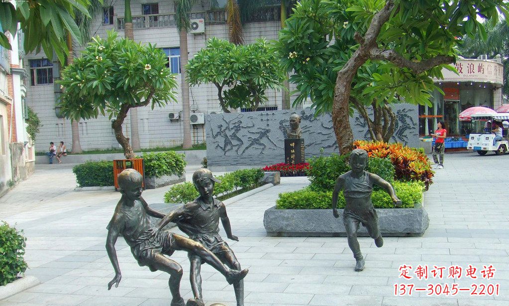 达州小孩踢足球铜雕