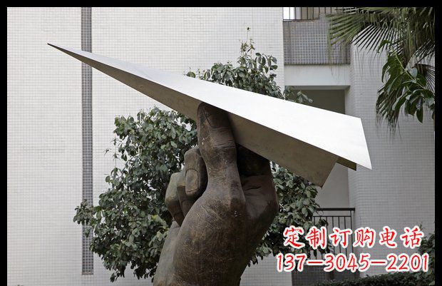 达州小区不锈钢手拿纸飞机雕塑